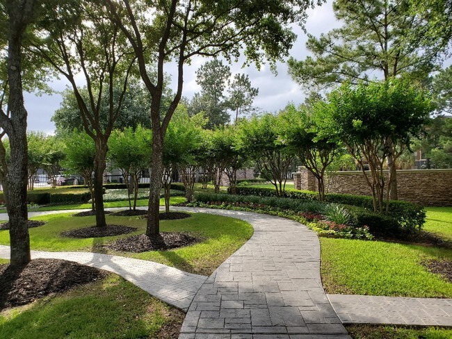 Hermosos jardines en toda la propiedad @ Mallard Creek Kingwood - Mallard Creek