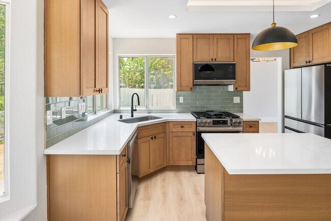 Building Photo - 4543 Avenida Manessa