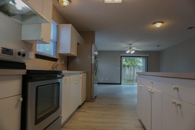Building Photo - 322 Apple Dr