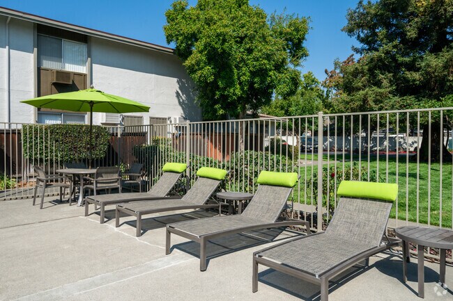 Asientos en la piscina - Autumn Oaks Apartments