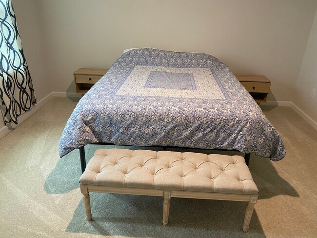 Dormitorio principal, cama de matrimonio, amplio vestidor. - 149 Thicket Dr