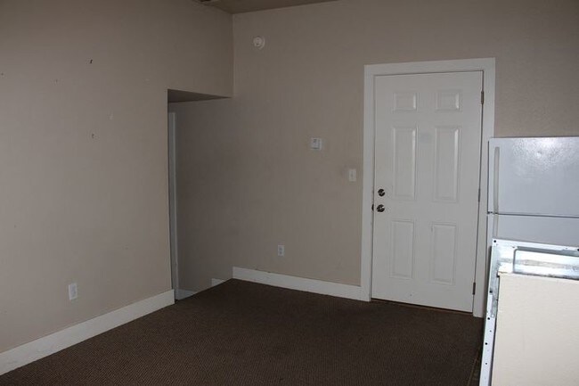 Building Photo - 1 BR 1 Bath Apartment