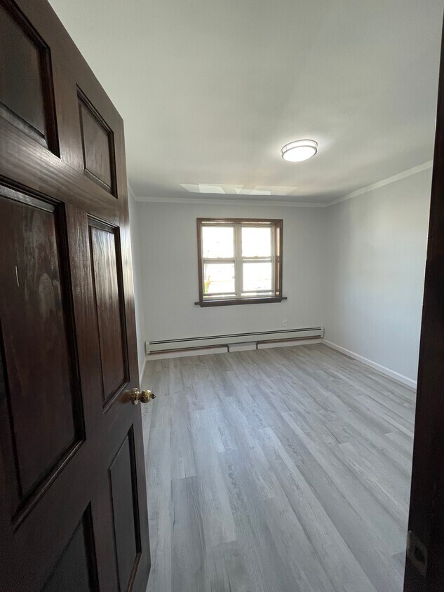 Foto principal - 1358 E 2nd St