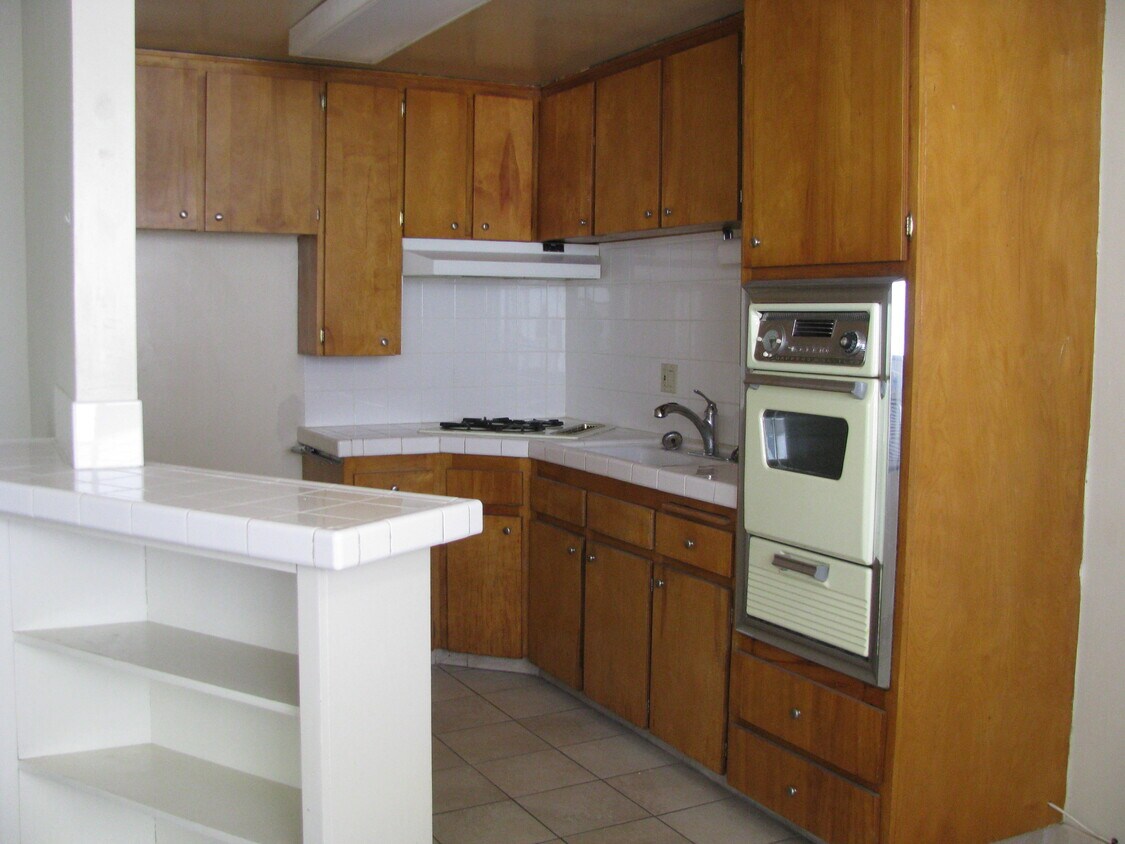 Kitchen - 251 N Craig Ave
