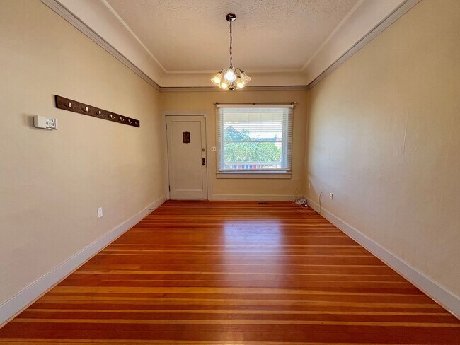 Foto del edificio - Charming Clinton Neighborhood Home 2 Bed 2 Bath — Close to Downtown & Division Street!