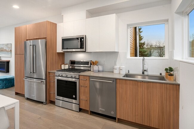 Building Photo - Stylish, Bright and Efficient 2 bed 1.75 Bath Townhome. Walk to U-Village!