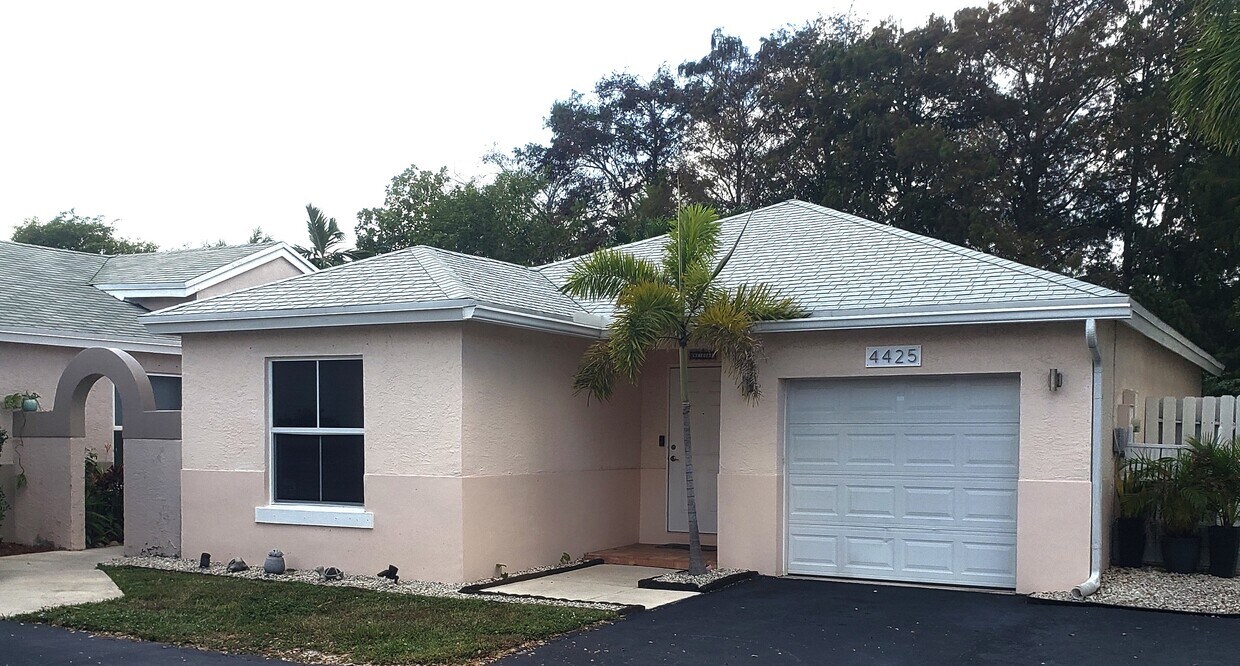 Foto principal - 4425 SW 72nd Ter