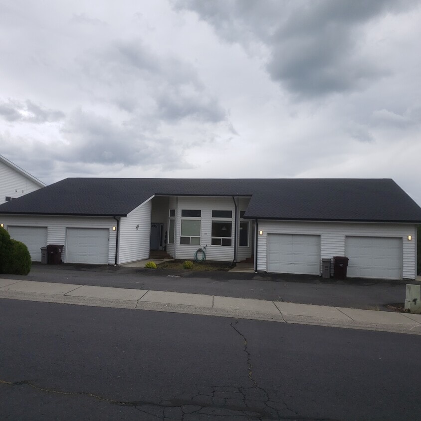 Primary Photo - 555 SE Quail Ridge Dr