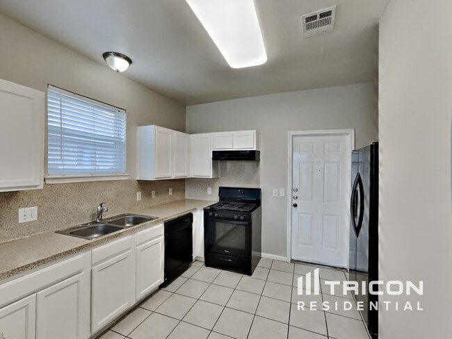 Foto del edificio - 5615 Bear Paw Cir