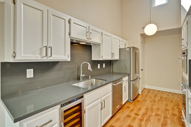 Building Photo - 3 bedroom 2 bath Townhome - Greenmeadow Ne...