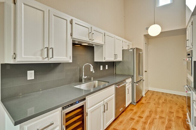 Foto del edificio - 3 bedroom 2 bath Townhome - Greenmeadow Neighborhood Palo Alto!  $6800