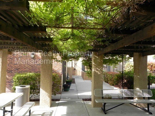 Building Photo - 12621 Lomas Blvd NE
