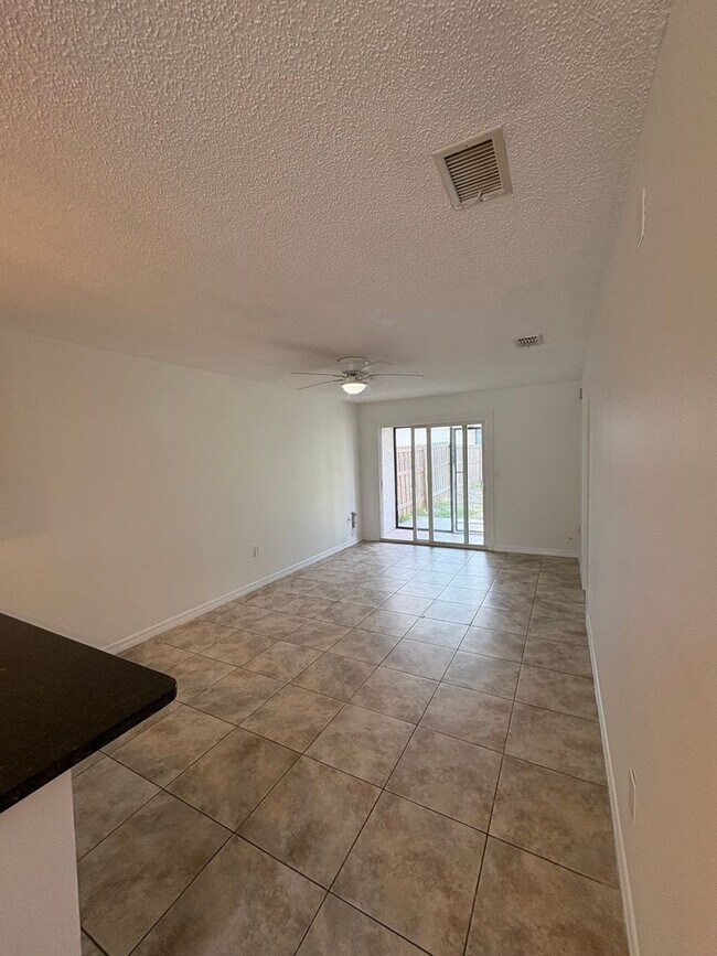 Foto del edificio - 11255 Pendleton Ave