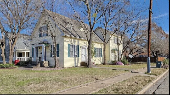 Foto del edificio - Charming 1-Bedroom Apartment in Sherman!