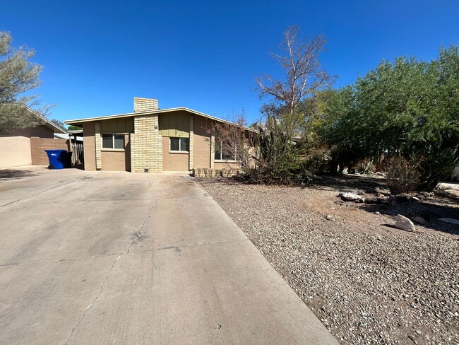 Building Photo - 3 Bedroom 2 Bath 8th and Dobson Mesa