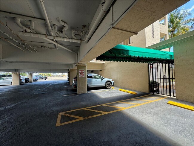 Building Photo - 7125 Bay Dr