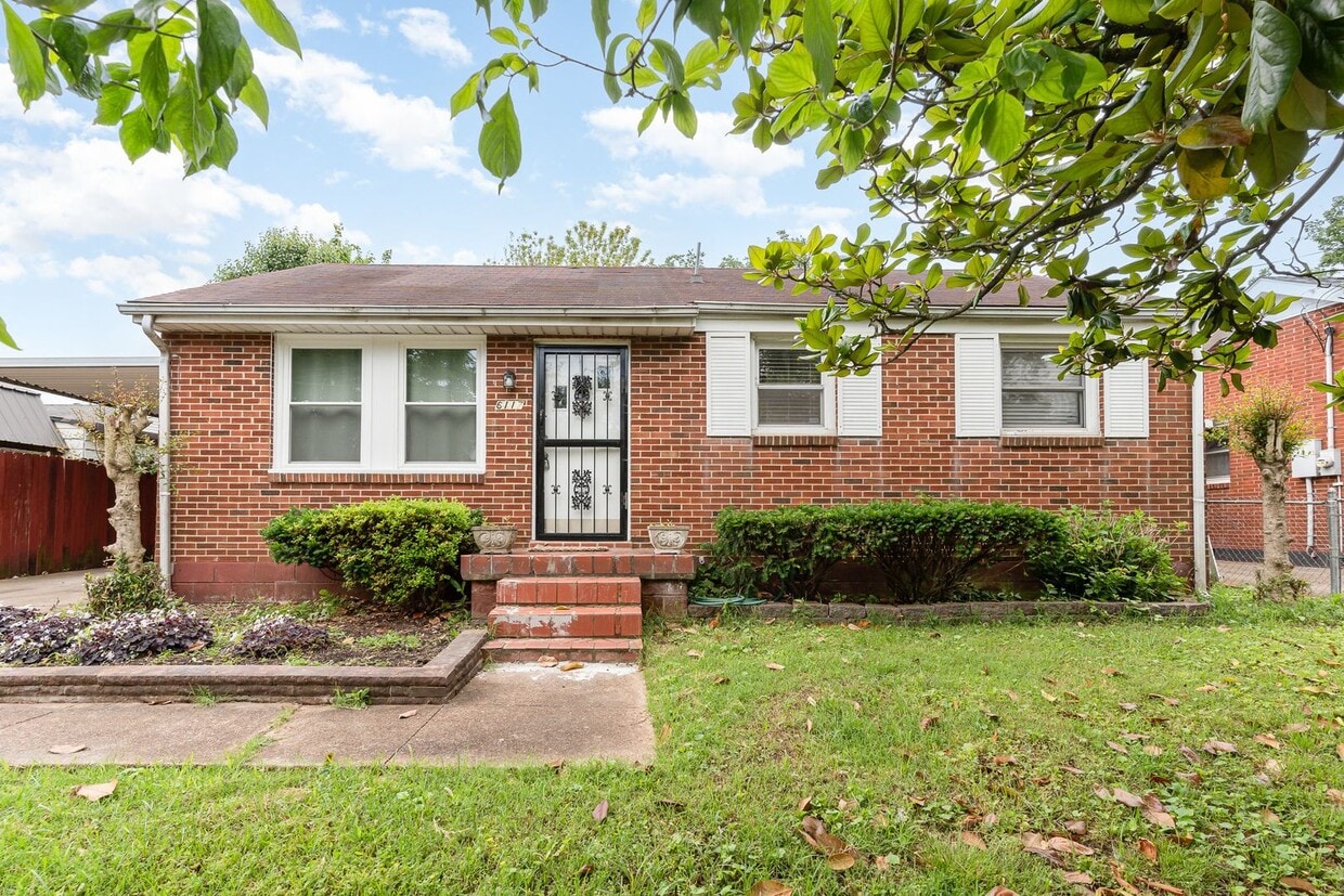 Charming 3 Bedroom 1 Bath Home in West Park! - Charming 3 Bedroom 1 Bath Home in West Park!