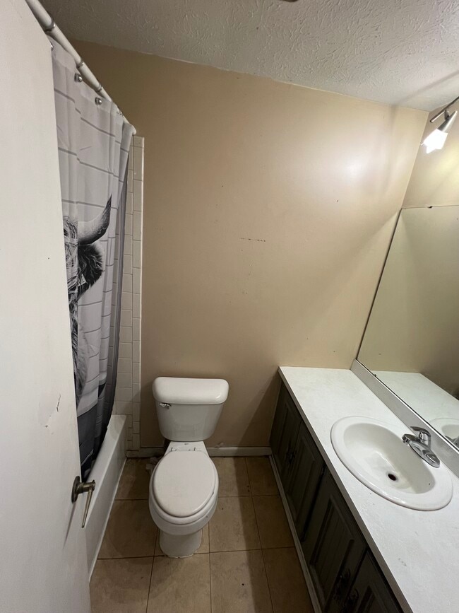 Building Photo - 503 E Lowell Ave