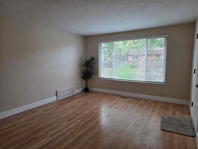 Foto del edificio - 3760 RedMaple Rd E