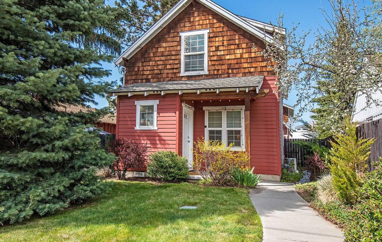 Foto principal - Cozy 2 Bed/1.5 Bath Home - Great Location ...