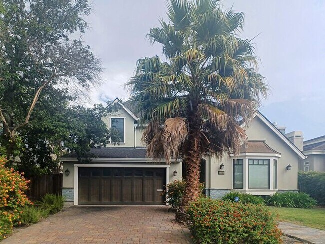 Building Photo - Home in heart of Palo Alto! 4 bed 3 full b...
