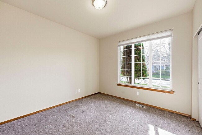 Foto del edificio - Vaulted Ceilings, A/C & Fully Fenced Yard – Beautiful 3-Bedroom Olympia Home!