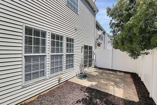 Building Photo - Beautifully Maintained 3BD/2.5BA 2 Story Townhome in Blakeney Preserve!