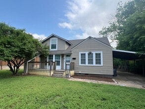Building Photo - 1136 NW Maple Ave