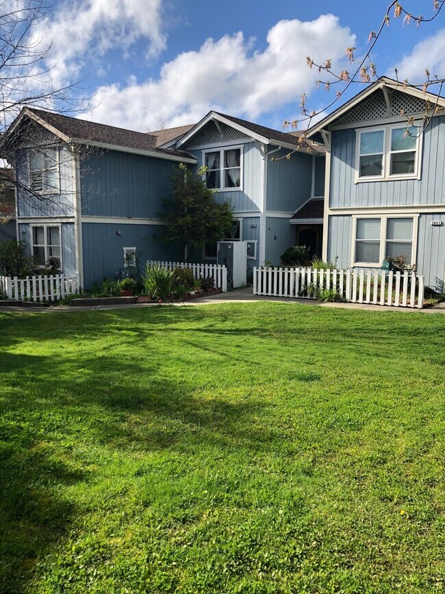 Foto del edificio - Beautiful 3 Bedroom, 1.5 Bath Townhome Available now!