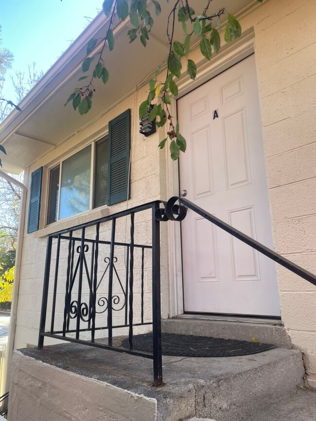 Apt A top front unit - 521 N Corona St