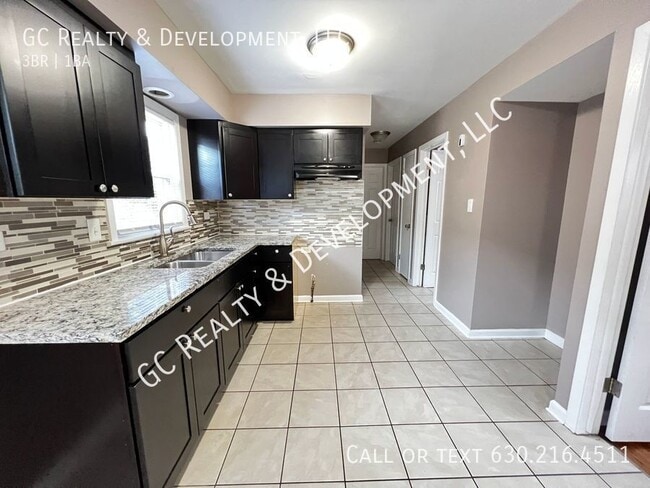 Building Photo - ***3 BDRM BRICK BUNGALOW / 1 BTH /  2 CAR ...