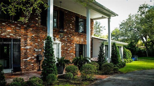 Foto del edificio - 10700 Old Cutler Rd