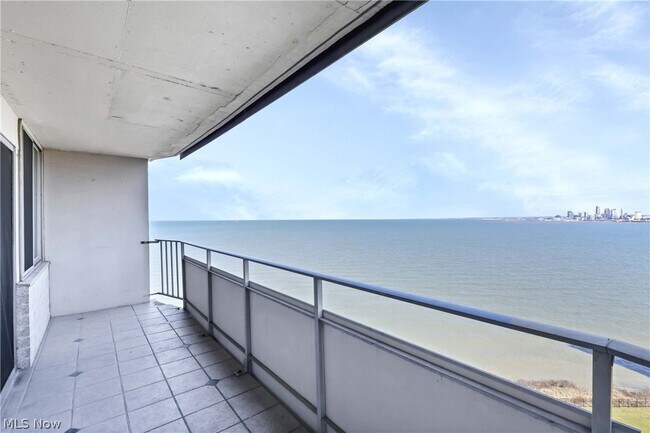 Foto del edificio - 12900 Lake Ave