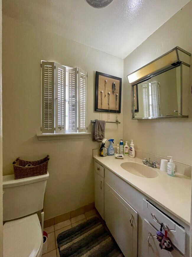 Foto del edificio - AVAILABLE FOR AUGUST PRE-LEASE! 3 bed, 2 b...