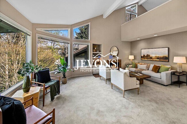 Building Photo - Top-floor 2-level condo with brand-new kit...