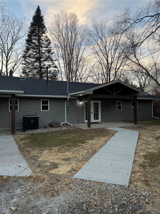 Foto del edificio - 7889 Chilson Rd