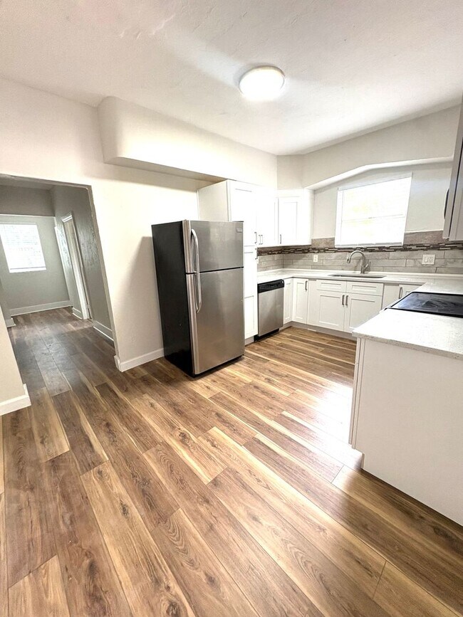 Foto del edificio - 3 BED/2 BATH Historic Home Available NOW!