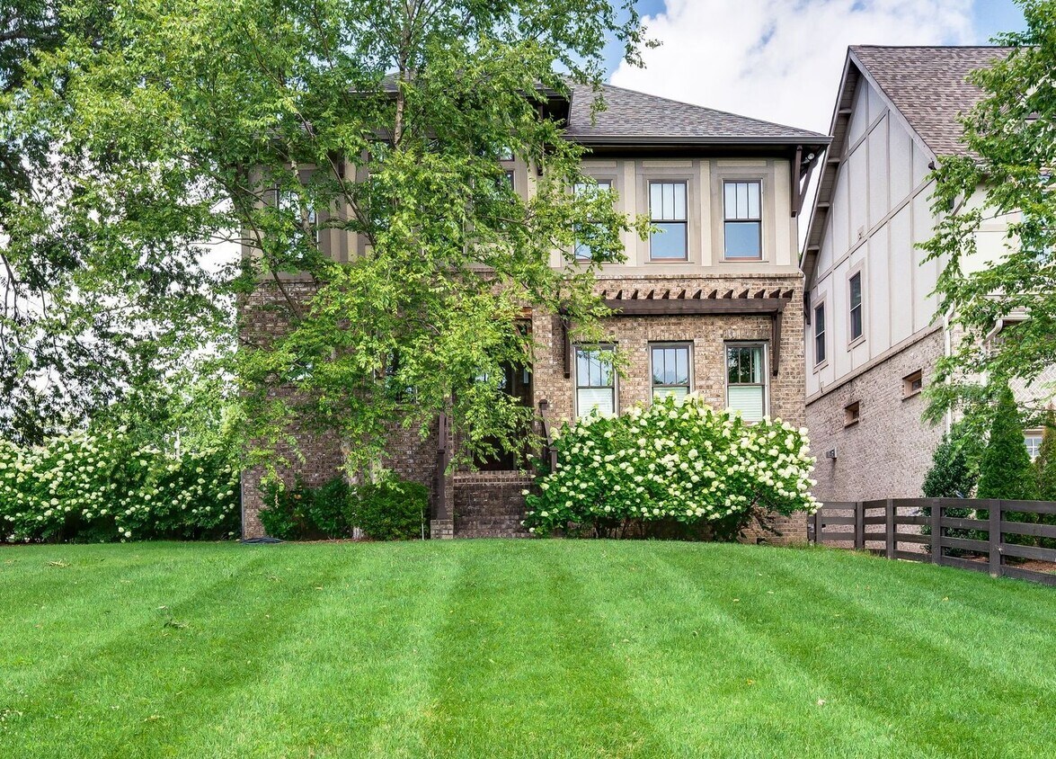 Foto principal - Stunning 4BE/3.5BA home in the heart of Gr...