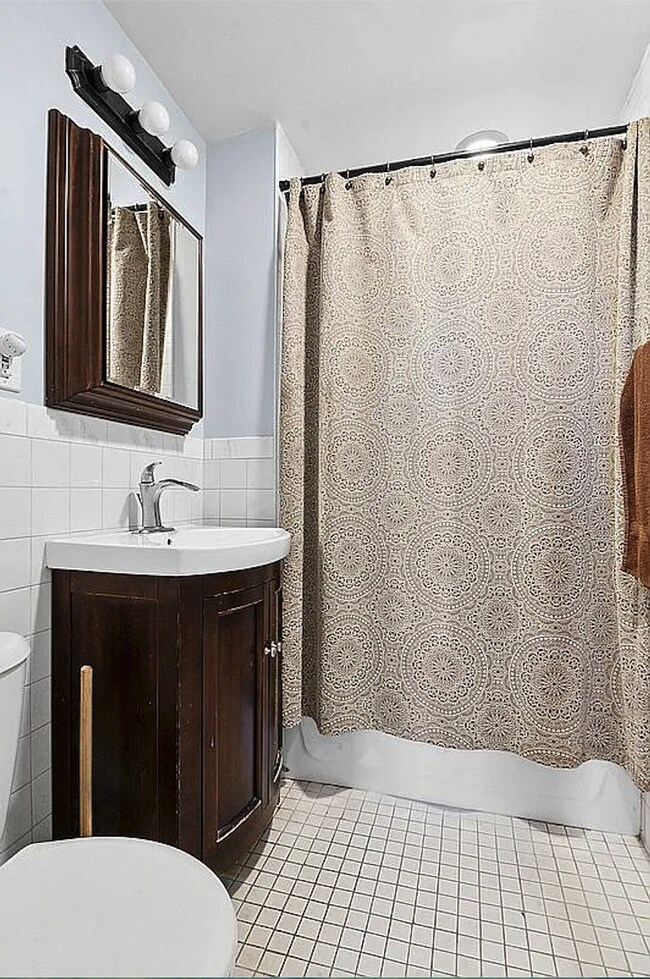 Foto del edificio - 1761 E 16th St