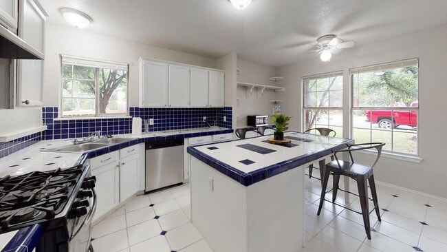 Building Photo - Modern Austin Home Near Walnut Creek Greenbelt