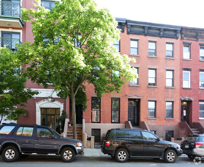 Building Photo - 347 Union St