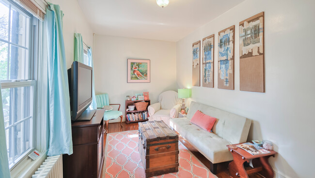 Foto del edificio - 206 E 3rd St