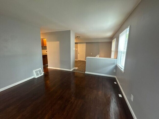 Building Photo - 3 bedroom 1 bathroom single-family