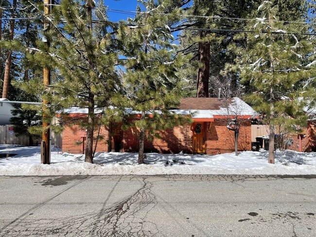 Building Photo - Cute pet friendly duplex studio Available ...