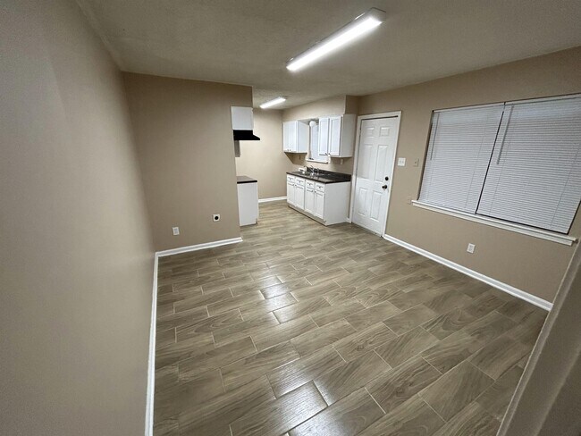 Building Photo - 4590 Valley Stream Dr