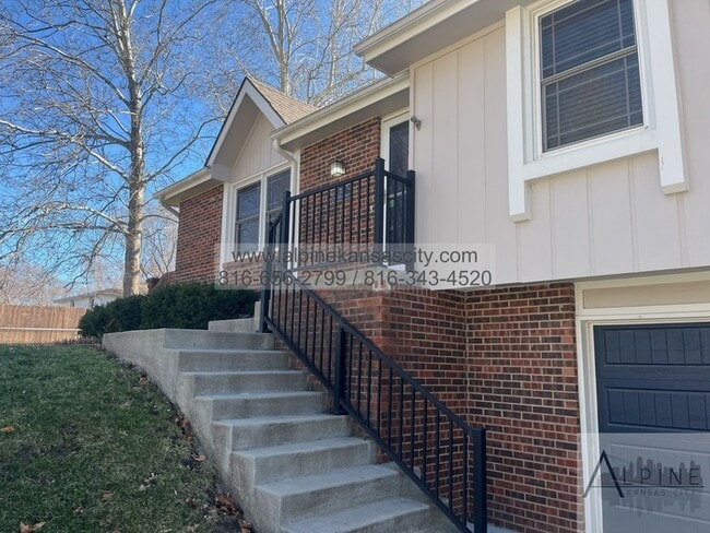 Building Photo - Raised Ranch in Staley