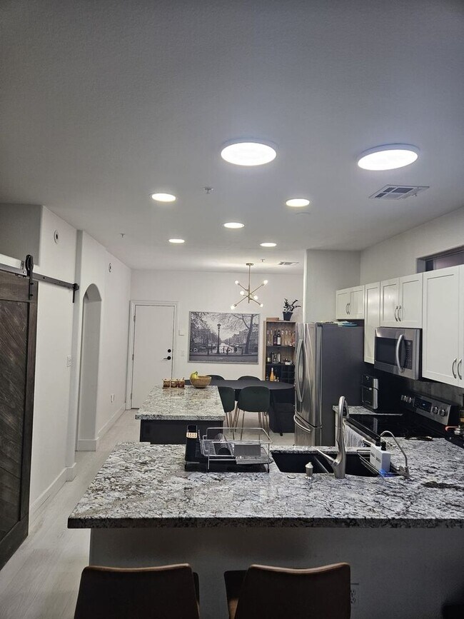 Foto del edificio - 1350 S Greenfield Rd