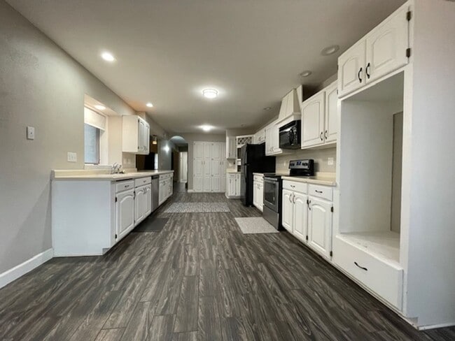 Foto del edificio - 5341 Bees Ln