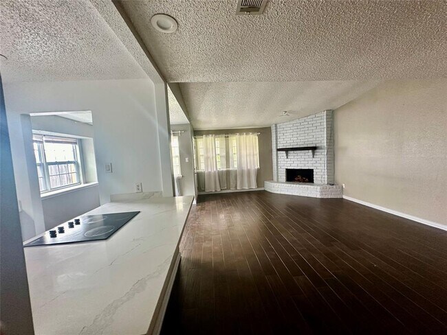 Foto del edificio - 8818 Fern Valley Dr