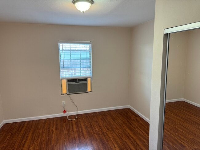 Main bedroom - 2920 S Sycamore Ave